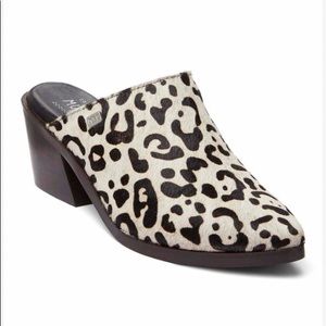 🎉⬇️ SALE! NIB Musse & Cloud White/Black Mule
